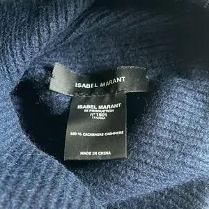 Isabel Marant Chilton Cashmere Hat Beanie in navy. Size One Size. Isabel Marant Chilton Cashmere Hat Beanie in navy. Size One  main image 3